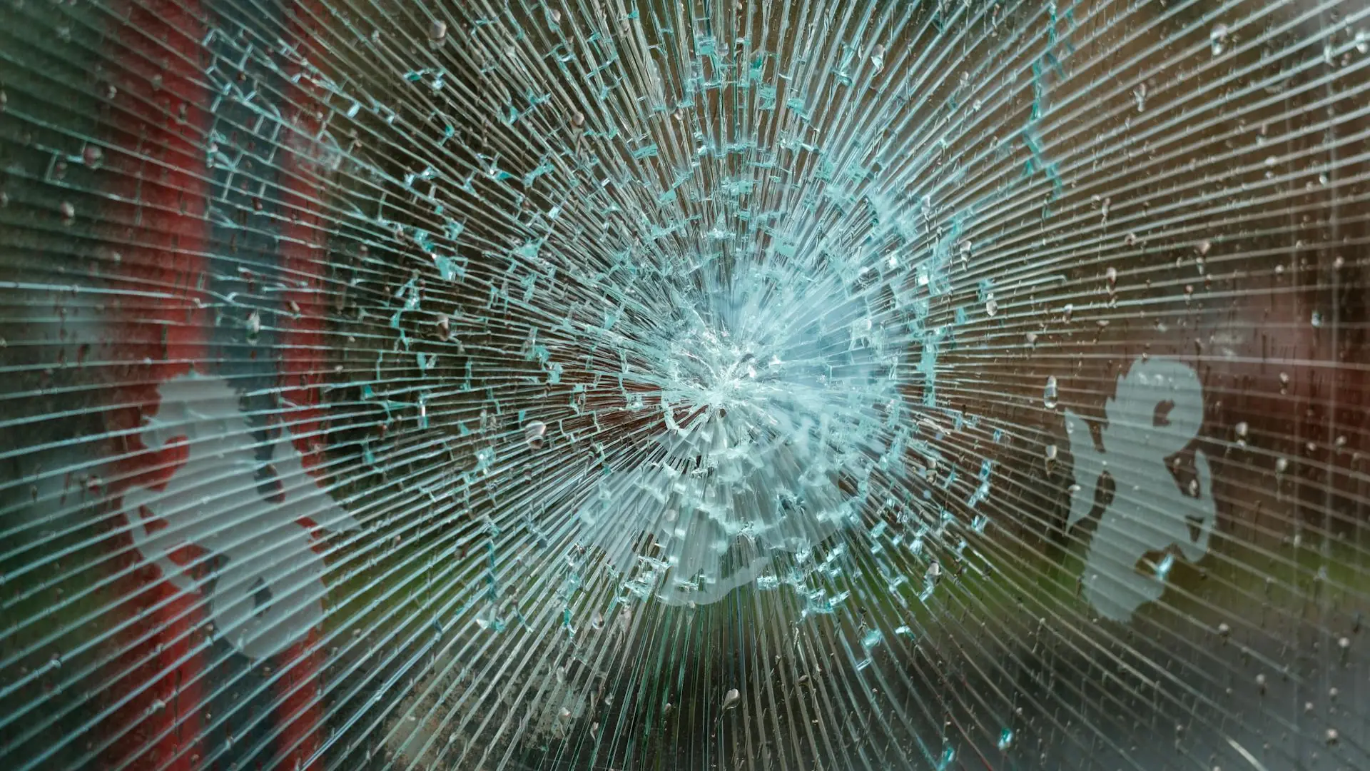 Înainte: geam spart cu acces neasigurat din exterior